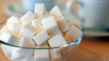 Кубики сахара в сахарнице