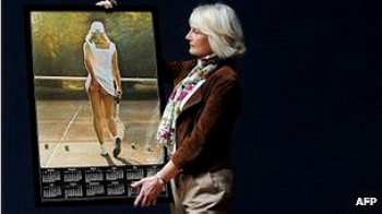 Фиона Батлер с плакатом "Теннисистка"